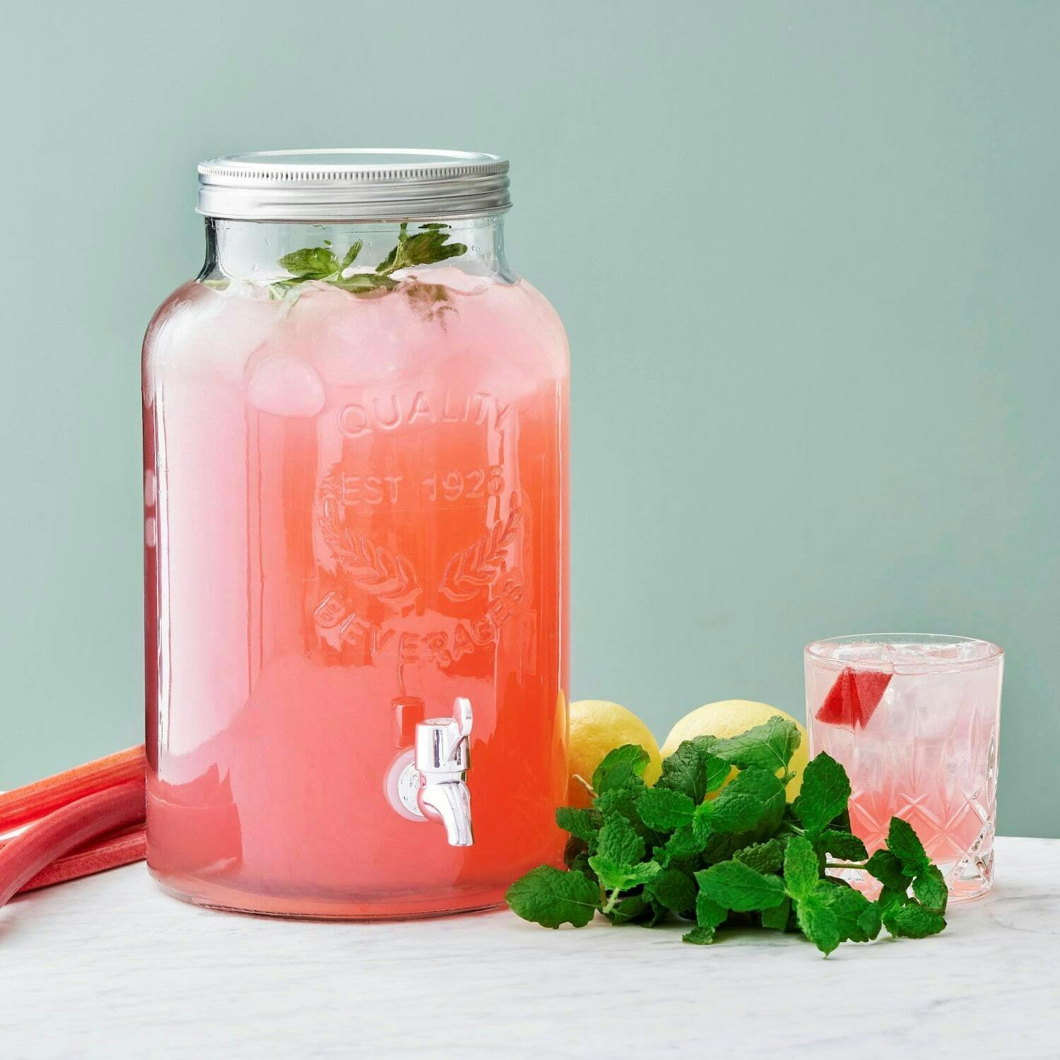 Rhubarb Collins dispenser | shake-it.dk - drinksopskrifter – shake-it.dk